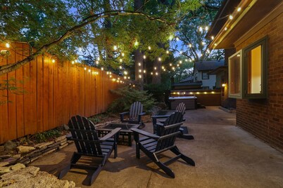 1920s Cottage with Hot Tub, Fire Pit and Game Room