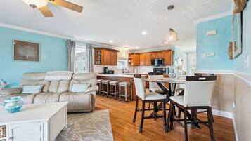 Televisio, takka, työhuone