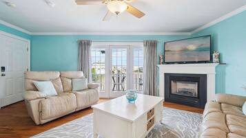 Televisio, takka, työhuone