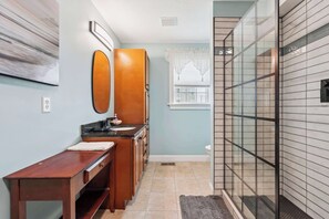 Dusj, hårføner og håndklær