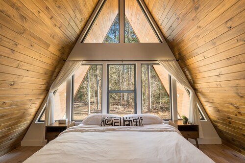 Two Renovated Houses, Sleeps 19: Mid-Lake, Hot Tub