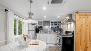 Coffee/tea maker, fridge, microwave, oven - Fairview Cottage Coastal Getaway, steps to the beach & close to golf course (Kennebunk)