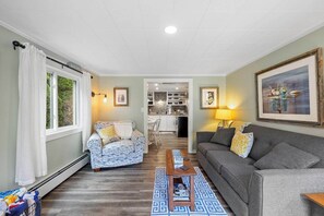 Smart TV - Fairview Cottage Coastal Getaway, steps to the beach & close to golf course (Kennebunk)
