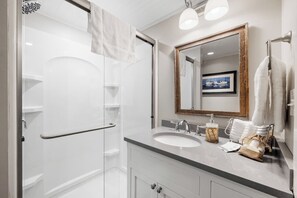 Hair dryer - Fairview Cottage Coastal Getaway, steps to the beach & close to golf course (Kennebunk)