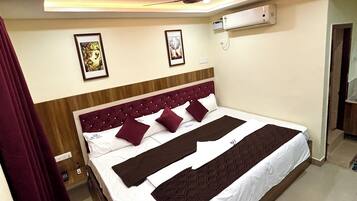 Family Room | Desk, free WiFi