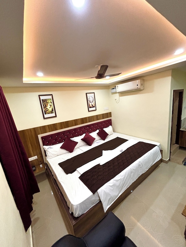 Hypo-allergenic bedding, desk, free WiFi, bed sheets