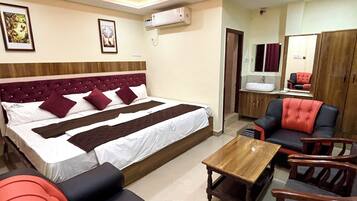 Family Suite | Hypo-allergenic bedding, desk, free WiFi, bed sheets