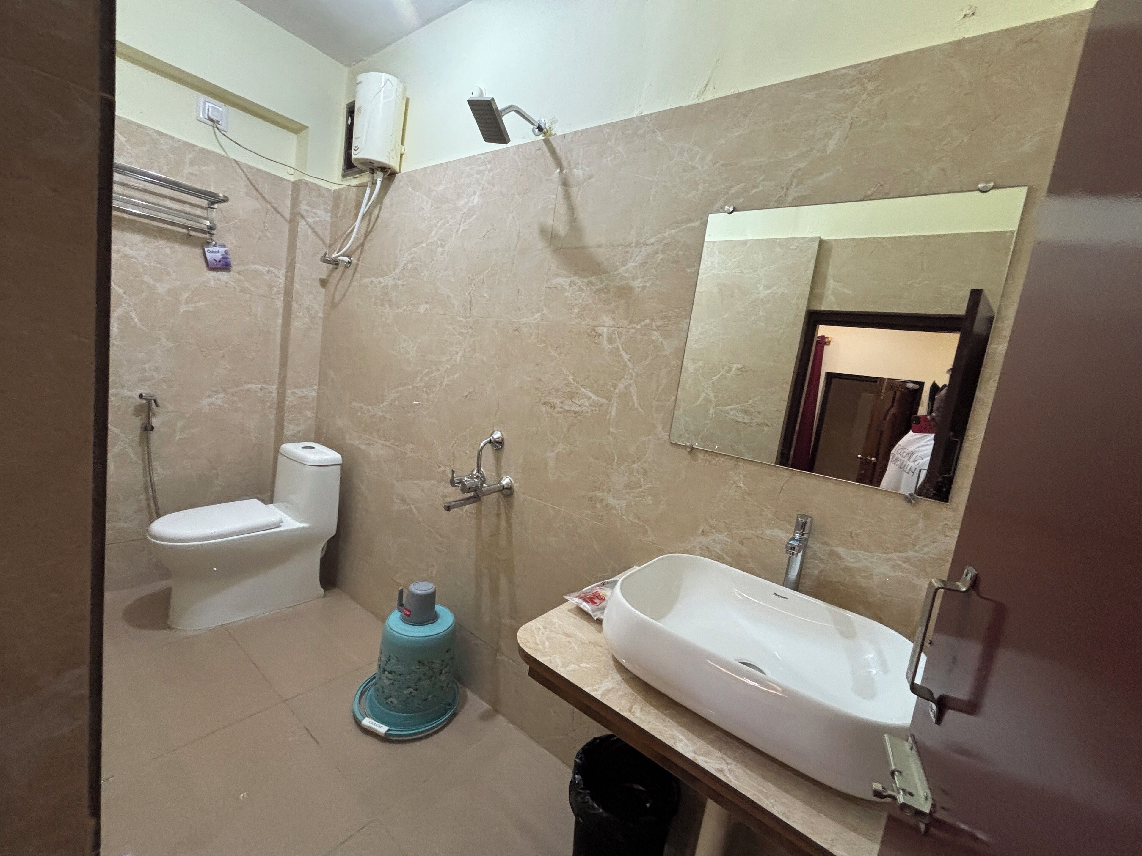 Standaard kamer | Badkamer | Een douche, een regendouche, handdoeken, zeep