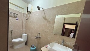 Ein Badezimmer mit Toilette, Bidet und Badewanne.