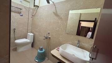 Standaard kamer | Badkamer | Een douche, een regendouche, handdoeken, zeep