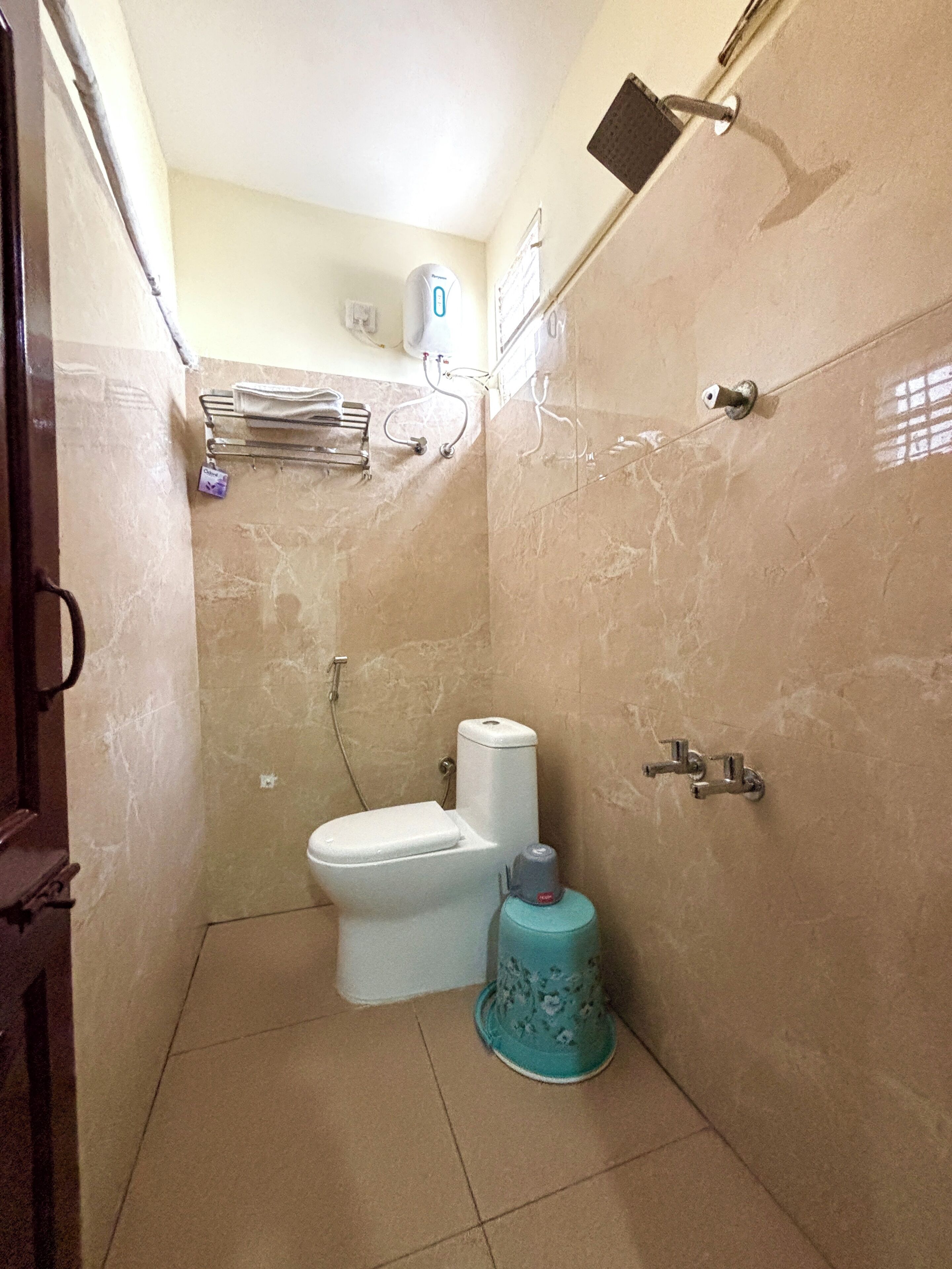 Ducha, cabezal de ducha tipo lluvia, toallas, jabón