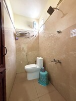 Family Suite | Bathroom | Shower, rainfall showerhead, towels, soap