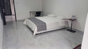 Muebles diferentes, escritorio y espacio para trabajar con laptop 