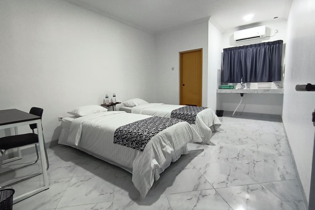 Kamar Double atau Twin Deluks | Meja kerja dan ruang kerja ramah laptop