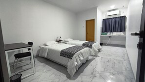 Phòng đôi hoặc 2 giường đơn Deluxe | Trang bị nội thất với thiết kế riêng biệt, bàn 
