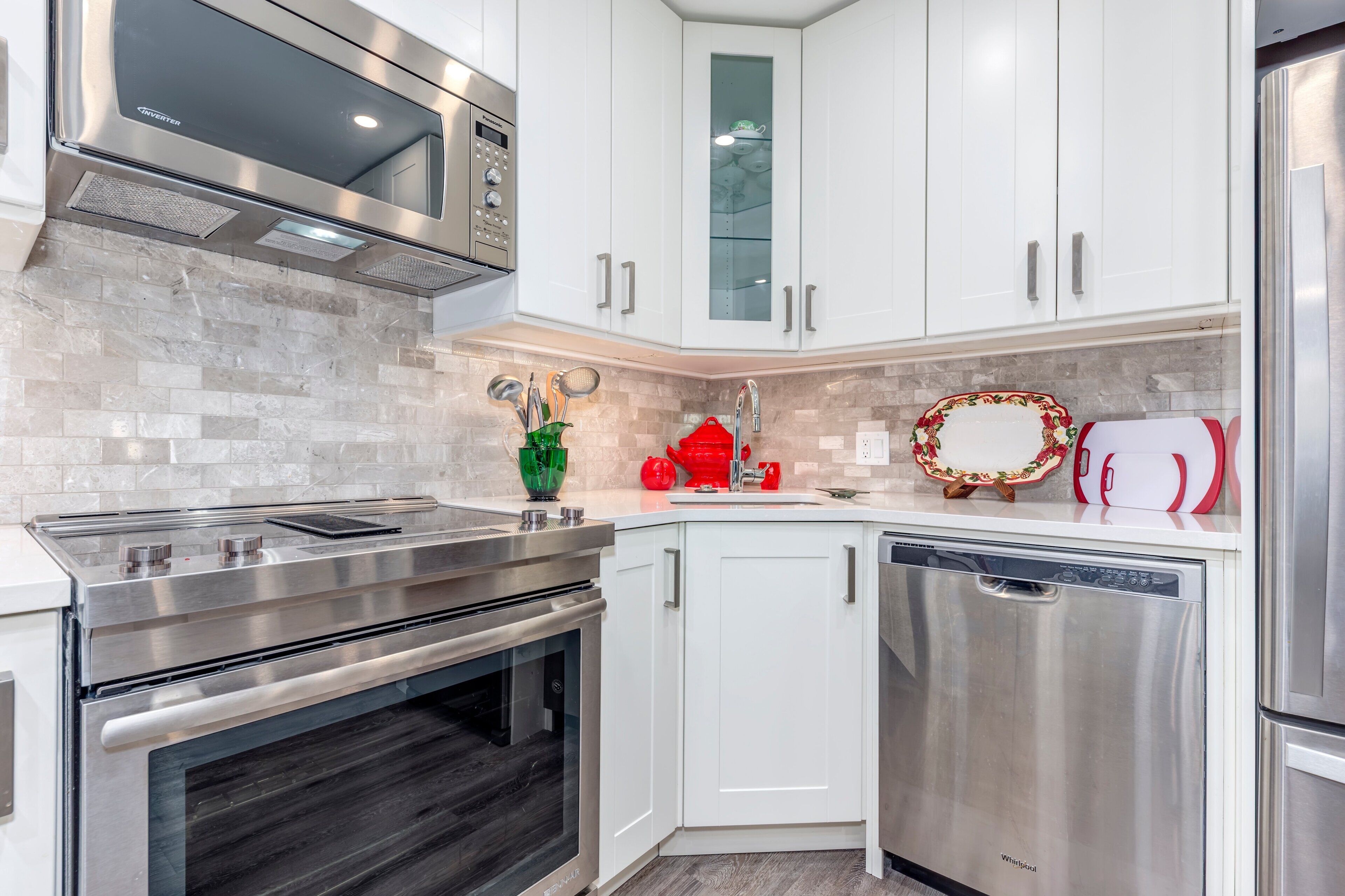 Microwave, stovetop, dishwasher, coffee/tea maker