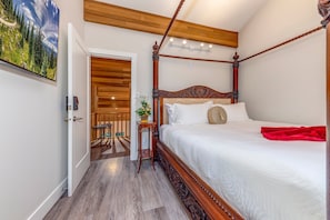 4 makuuhuonetta, silitysrauta/-lauta, ilmainen Wi-Fi, vuodevaatteet