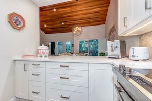 Mikroaaltouuni, liesi, astianpesukone, kahvin-/teenkeitin