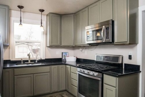 Sweet & Petite Midtown Cottage for 5-Long Stays Welcome