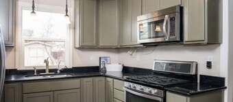 Sweet & Petite Midtown Cottage for 5-Long Stays Welcome