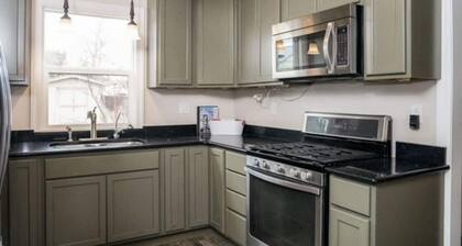 Sweet & Petite Midtown Cottage for 5-Long Stays Welcome