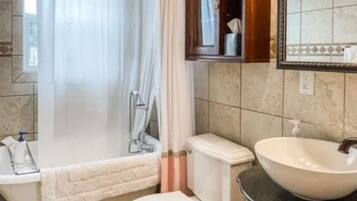 Serviettes fournies, savon, papier toilette