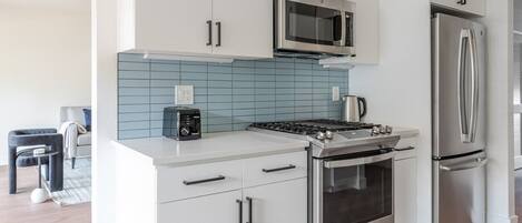 Réfrigérateur, four à micro-ondes, un four, lave-vaisselle