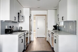 Refrigerador, microondas, horno y lavavajillas 