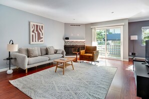 Een televisie en een stereo