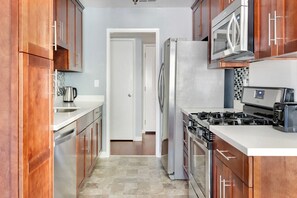 Fridge, microwave, oven, dishwasher - Blueground | Edgewood Park, pool, nr Edgewood Park (Redwood City)