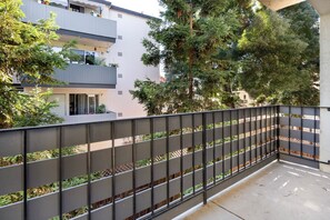 Property grounds - Blueground | Edgewood Park, pool, nr Edgewood Park (Redwood City)