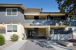 Exterior detail - Blueground | Edgewood Park, pool, nr Edgewood Park (Redwood City)