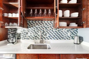 Een koelkast, een magnetron, een oven, een vaatwasser