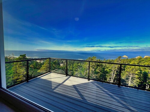 Breathtaking ocean and bay views, 5-bedroom duplex in Oceanside's highest point.