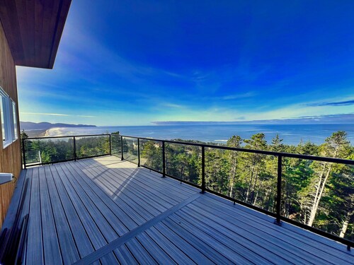 Breathtaking ocean and bay views, 5-bedroom duplex in Oceanside's highest point.