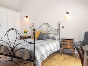 4 bedrooms, free WiFi - Beautifully converted barn in Cheshire countryside. (Warmingham, Sandbach)