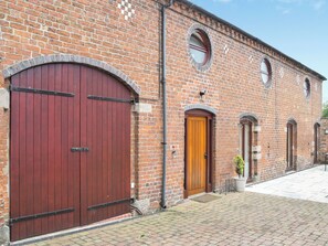 Exterior - Beautifully converted barn in Cheshire countryside. (Warmingham, Sandbach)