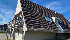 Un bâtiment doté d’un toit en pente et d’une plaque indiquant le nom « Ben Nevis ».