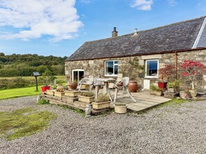 Outdoor dining - 2 bedroom accommodation in Appin (Appin)