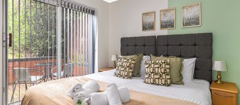 6 bedroom accommodation in Leicester