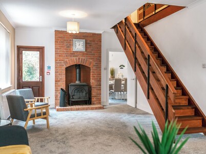 6 bedroom accommodation in Desford
