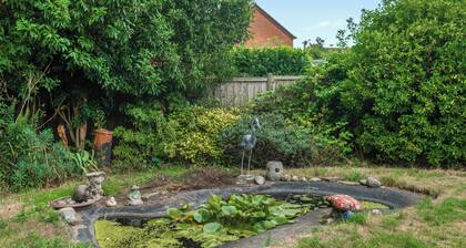 6 bedroom accommodation in Desford