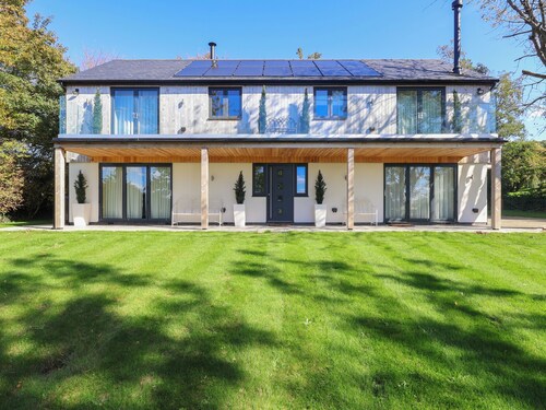 4 bedroom accommodation in Royal Wootton Bassett