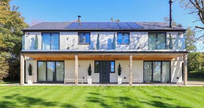 4 bedroom accommodation in Royal Wootton Bassett