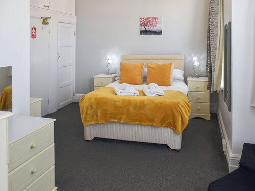 12 bedroom accommodation in Great Yarmouth