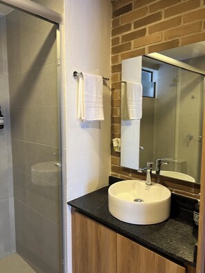 Douche, séchoir à cheveux, serviettes fournies, savon