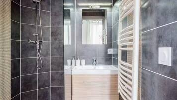 Douche, sèche-cheveux, serviettes fournies, savon