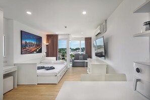 Studio Standard, balcon, vue partielle sur la mer | Coffre-fort, rideaux d’obscurcissement, fer et planche à repasser