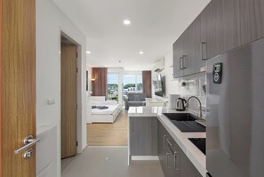 Studio Standard, balcon, vue partielle sur la mer | Coffre-fort, rideaux d’obscurcissement, fer et planche à repasser