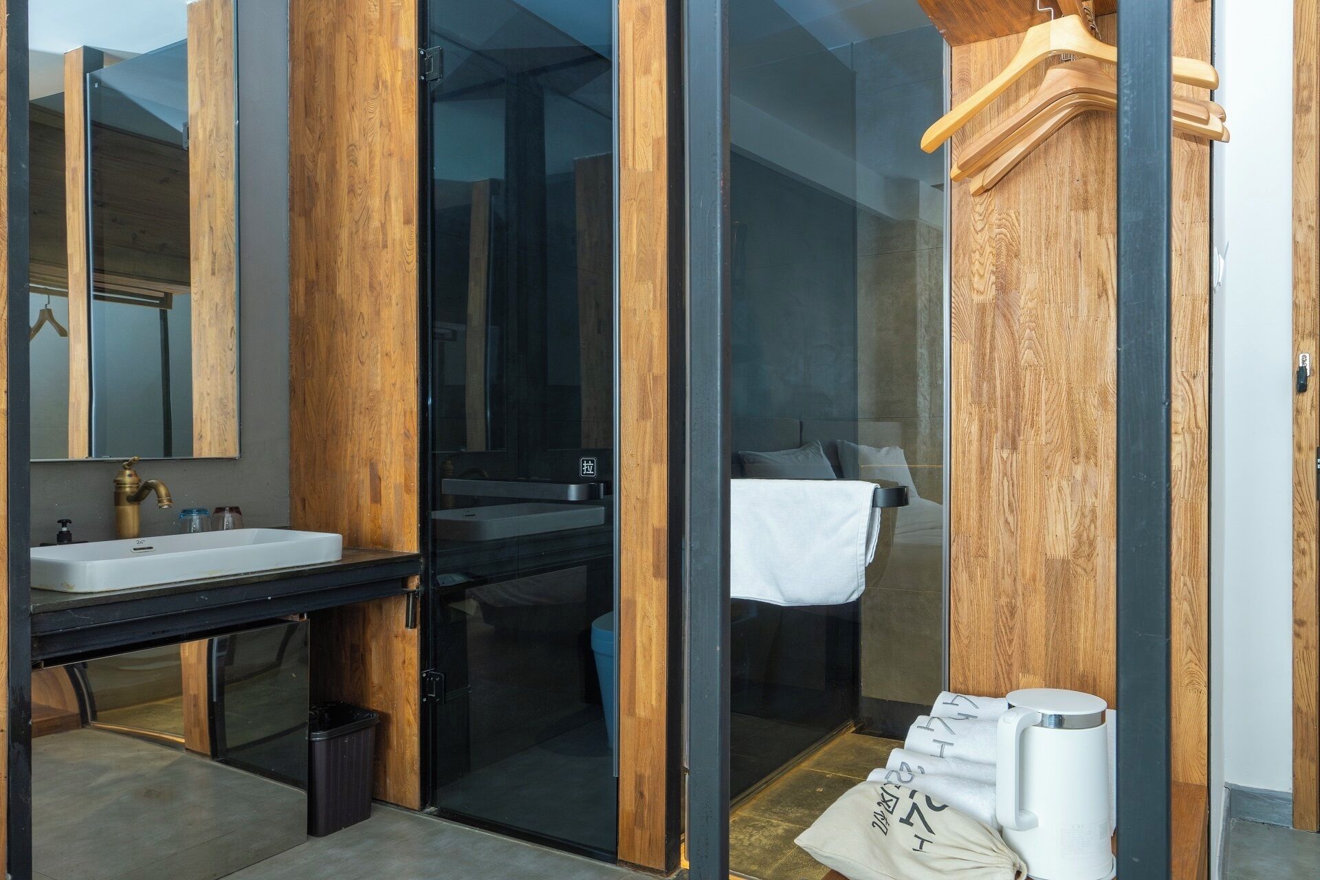 Seniorihuone | Ylelliset vuodevaatteet, untuvapeitot, memory foam -patjalliset sängyt